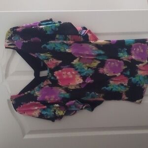 Flutter sleeve floral watercolor shirt with bow on back. Size large